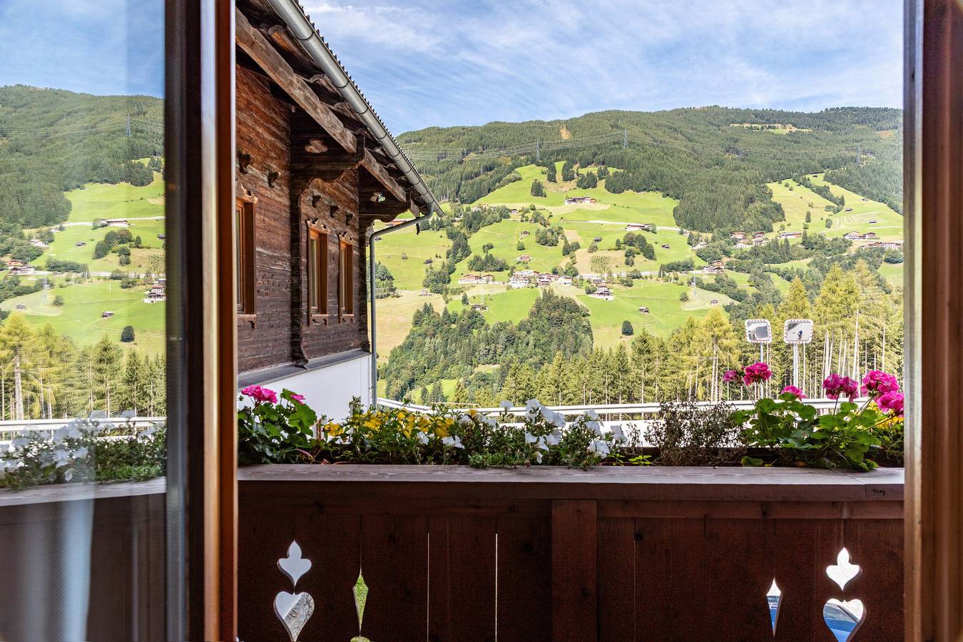 Zimmer '16 En Suite' mit Bergblick, gemeinsamer Terrasse und Wlan in Hainzenberg, Zillertaler Alpen