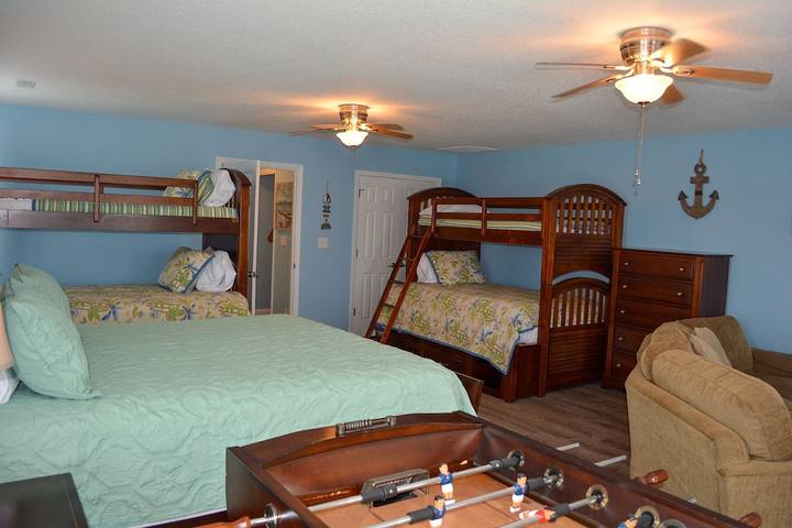 Vacation house for 20 people, with balcony in Surfside Beach