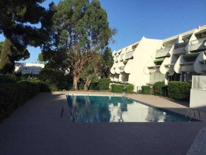 Gîte pour 4 personnes, avec terrasse ainsi que vue et piscine dans Port Gregau - 2