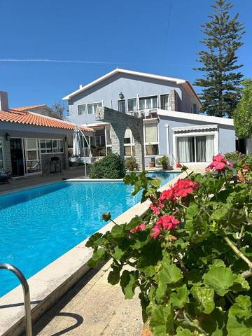 Gîte pour 2 personnes, avec piscine et jardin dans Parede