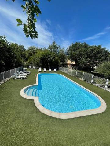 Maison de vacances pour 4 personnes, avec jardin ainsi que vue et piscine, animaux acceptés à Saint-Alban-Auriolles