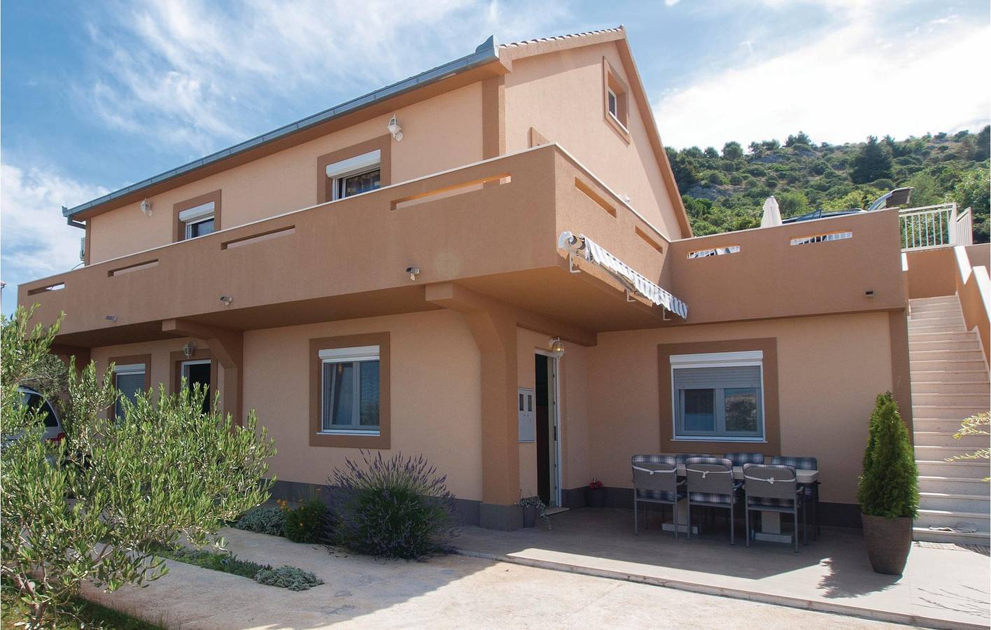 Ganze Ferienwohnung, Gemütliche Wohnung mit Terrasse und WLAN, 1 km vom Strand entfernt! in Razanj, Šibenik-Knin