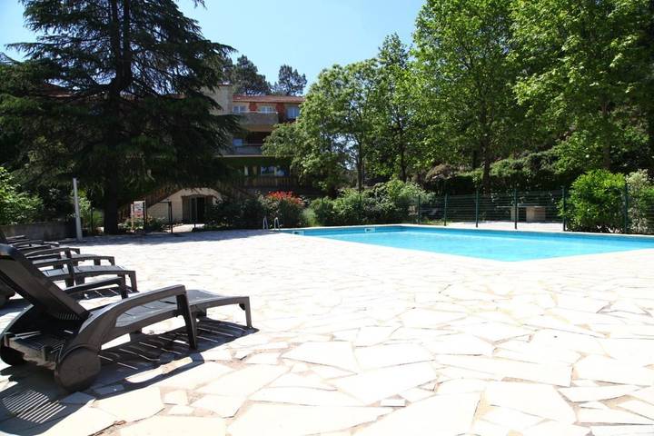 Location de vacances pour 2 personnes, avec Terrasse ainsi que Jardin et Piscine à Corbès