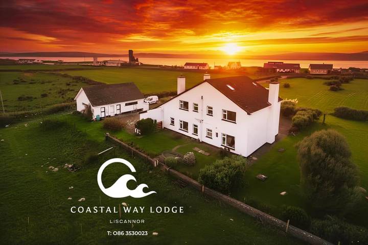 Location de vacances pour 2 personnes, avec Balcon et Terrasse ainsi que Jardin et Vue dans Liscannor