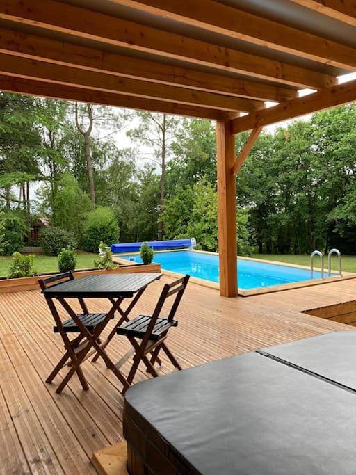 Location de vacances pour 2 personnes, avec Jacuzzi et Terrasse ainsi que Jardin et Piscine à Saint-Cassien