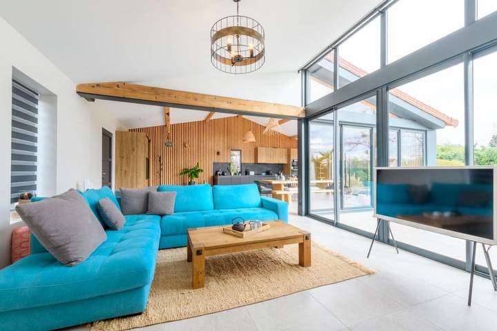 Location de vacances pour 5 personnes, avec jardin ainsi que piscine et vue à Iguerande - 3