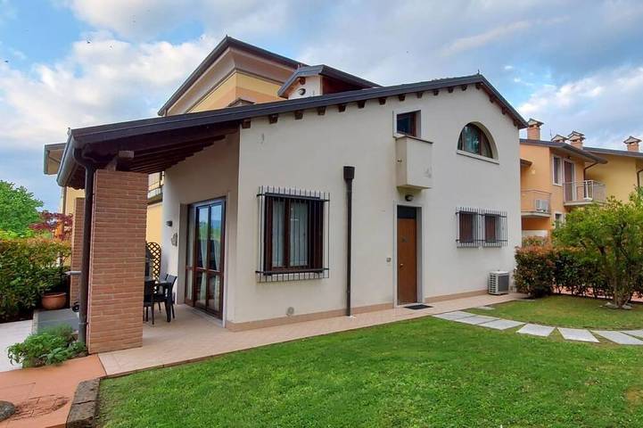 Villa per 6 persone, con giardino e balcone nonché piscina in Lazise