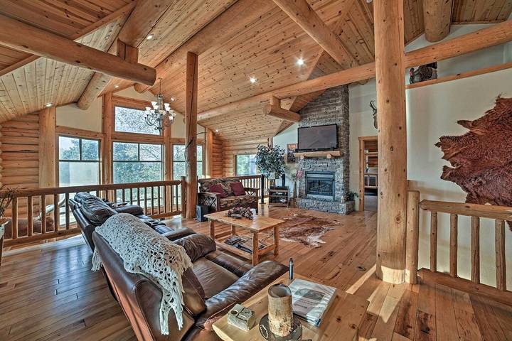 Chalet for 12 people, with balcony and yard, with pets in Table Rock Lake