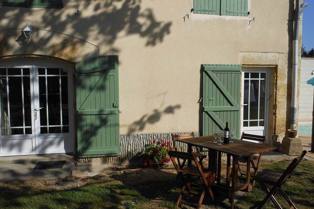 Green Shutters Gite In Sw France. Village Location. Heated Swimming Pool. in Castelnau-d'Auzan, Gers