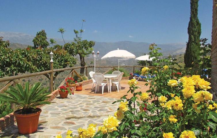 Maison paisible Cortijo La Rijana avec piscine, vue imprenable, terrasse, Wi-Fi in Sayalonga, Cordillera Penibética