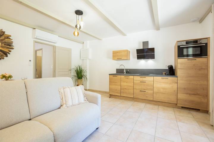 Appartamento intero, Appartamento 'Domaine De Meyrol - Gîte 1' con vista montagna, Wi-Fi e aria condizionata in Eyguières, Arles e dintorni