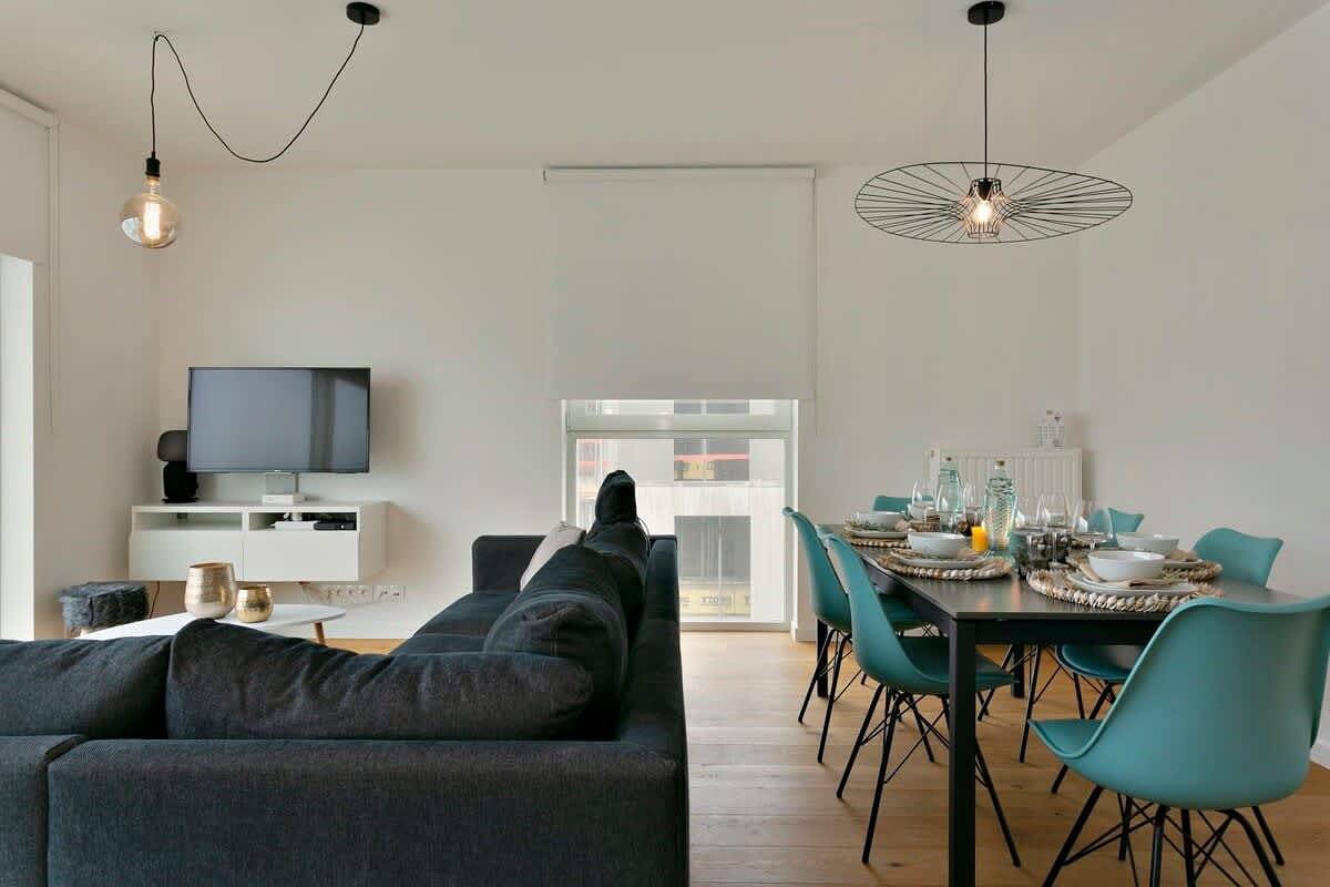 Ganze Wohnung, Bright apartment w/ terraces & beach essentials in Oostende stadt, Oostende