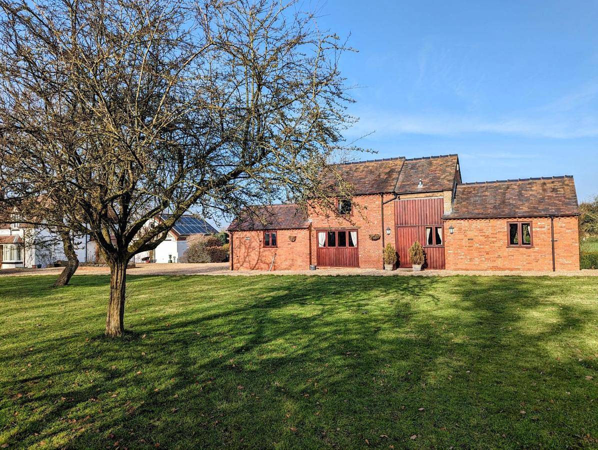 The Owl House with swimming pool and private hot tub in Stafford, Staffordshire