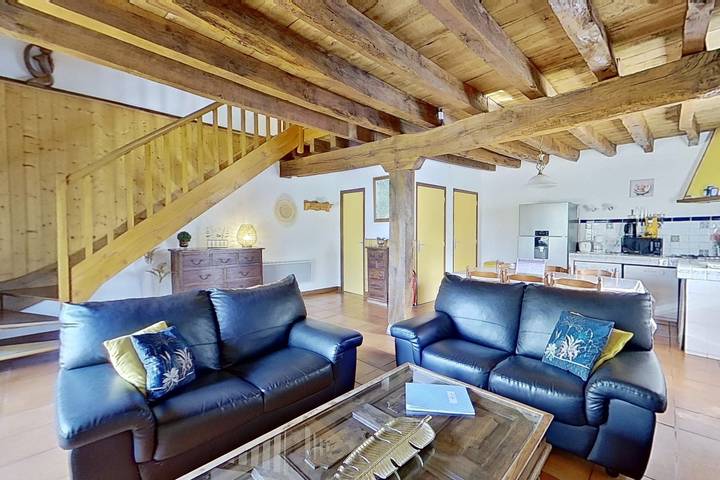 Gîte pour 6 personnes, avec terrasse ainsi que piscine et jardin