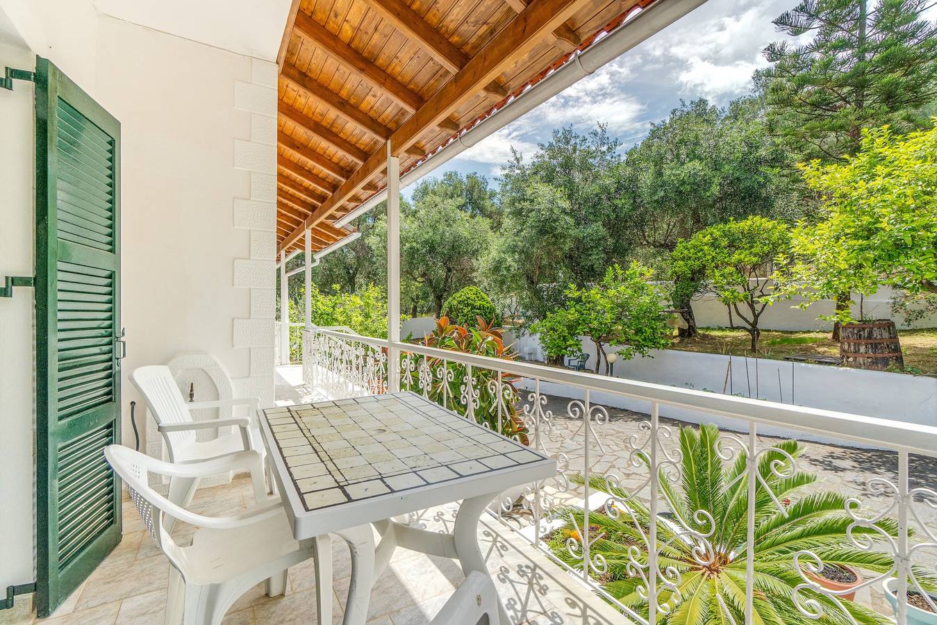 Apartamento entero, Apartamento 'The Green Cottage 1' con terraza compartida, Wi-Fi y aire acondicionado. in Corfú