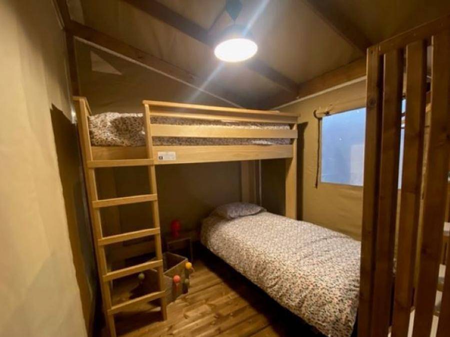 Camping Le Cottage Fleuri - Tente en toile et en bois 4 personnes - Lodge sans sanitaires in La Tranche-sur-Mer, Vendée