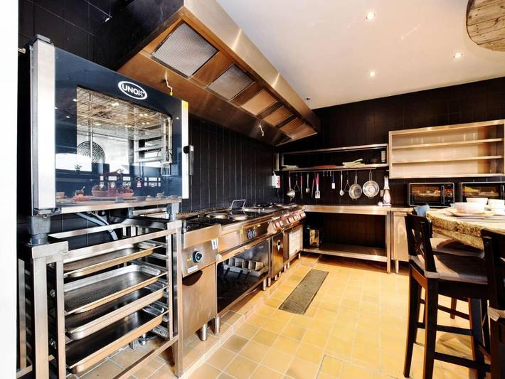 Location de vacances pour 50 personnes, avec piscine ainsi que jardin et sauna à Florenville - 2