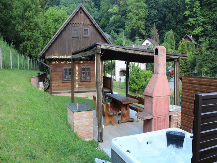 Ferienhaus für 6 Personen, mit Balkon und Whirlpool sowie Terrasse und Garten