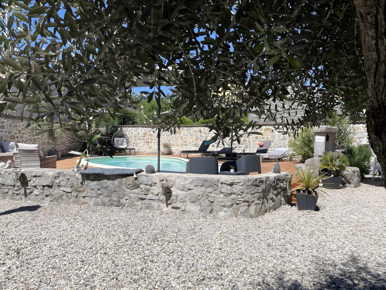 Suite « La Charbonnière » con piscina compartida, terraza y Wi-Fi in Saint-Alban-Auriolles, Ardèche