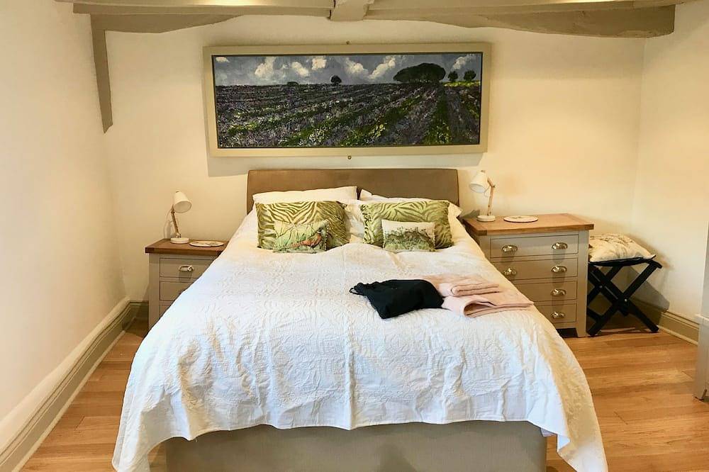 Dove Cottage beautifully restored Tudor cottage sleeps 6 or 7 in Winchcombe, Gloucestershire
