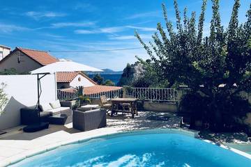 Gîte pour 4 personnes, avec jardin ainsi que terrasse et jacuzzi, animaux acceptés dans Niolon