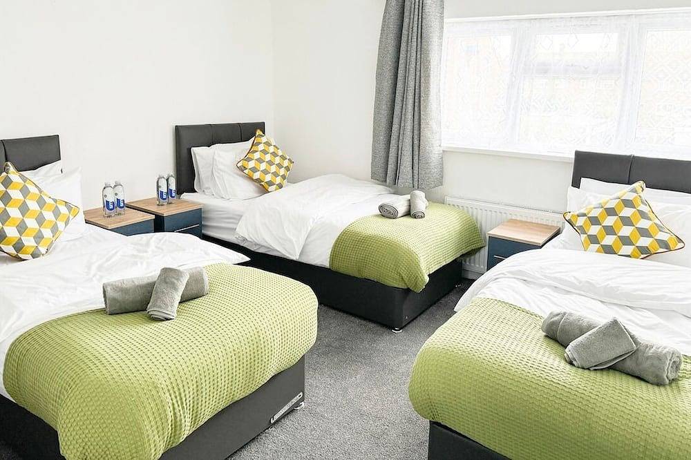 Contractor + Business Stays | Sleeps 7 | 20% Off in Elstree and Borehamwood, Hertfordshire