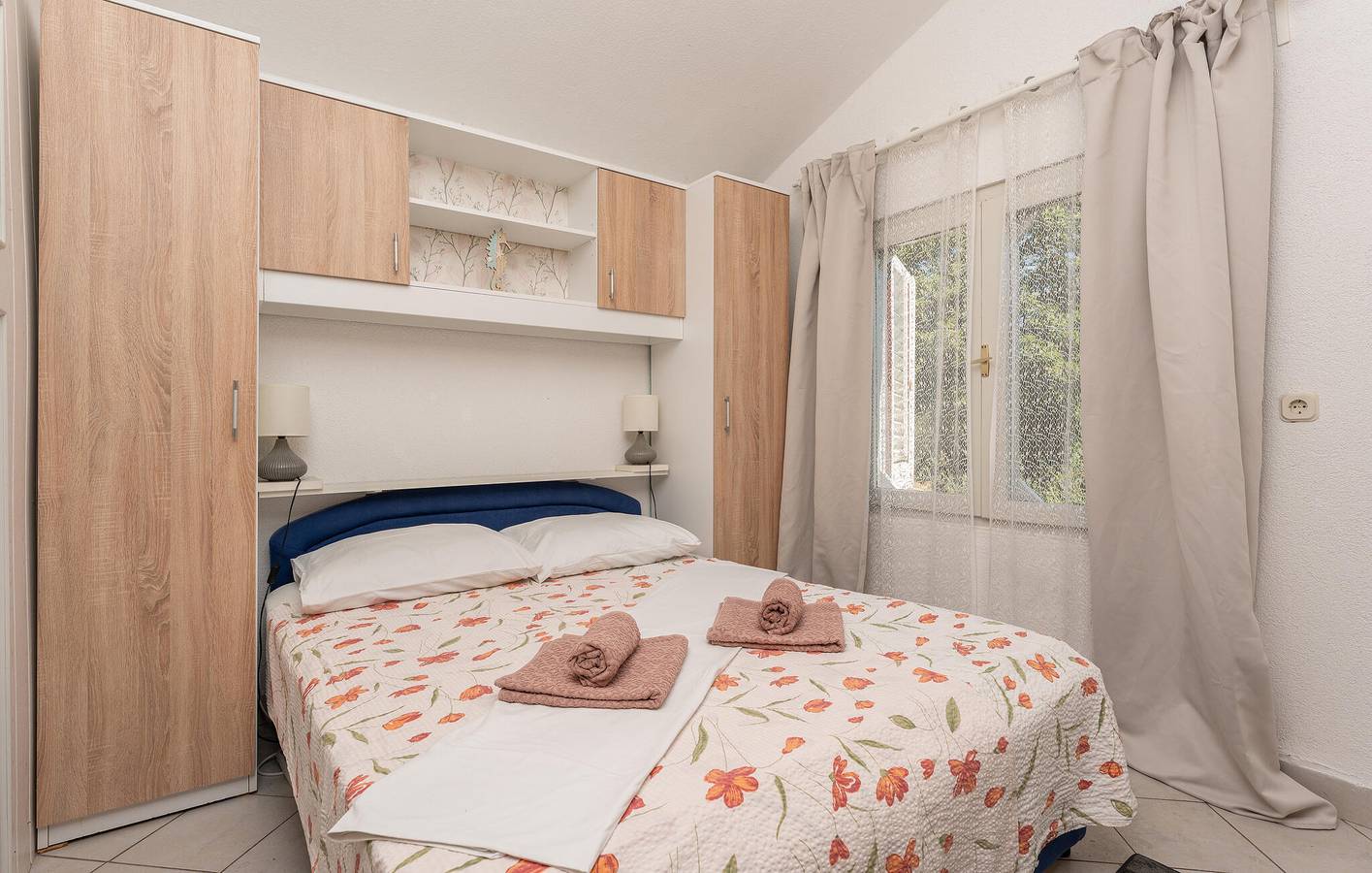Ganze Ferienwohnung, Gemütliches Apartment mit Terrasse, 1,5 km vom Strand Pod Vruljom entfernt, mit kostenlosen Parkplätzen in Pakostane, Zadar
