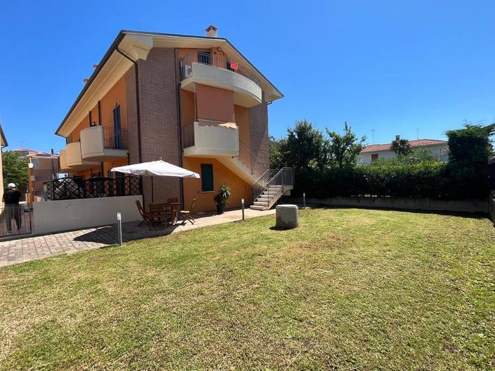 Appartamento per 4 persone, con giardino e panorama, adatto a famiglie con bambini in Marotta