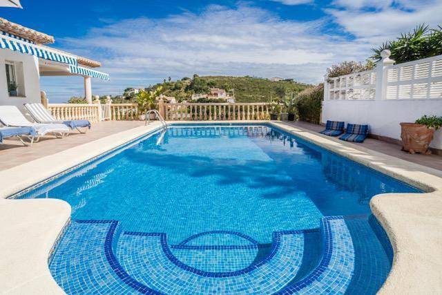 Chalet para 8 personas, con vistas además de jardín y piscina - 1