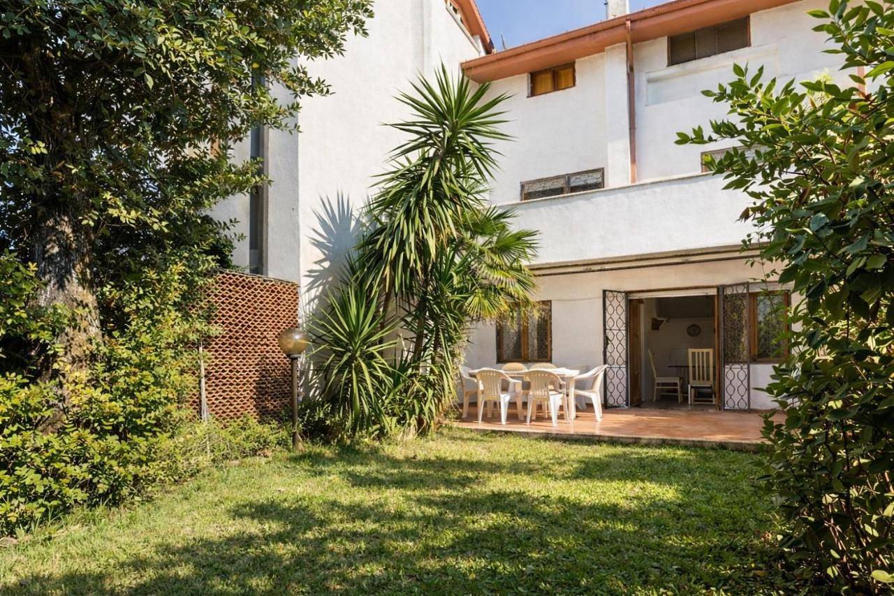 Villa summertime walking distance from the sea with garden in Fregene, Fiumicino