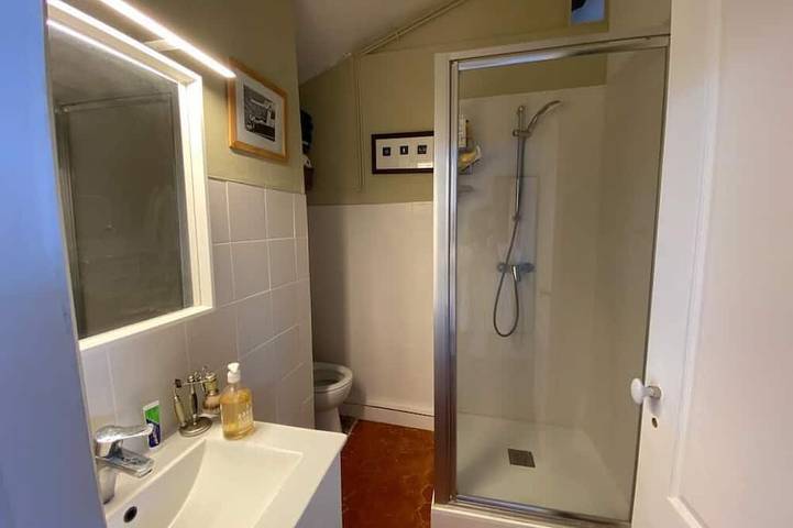 Ganze Wohnung, Dachterrasse - Fußgängerzone Innenstadt, 2 charmante Zimmer, einzigartig in Sanary-sur-Mer, Mittelmeerküste (Frankreich)