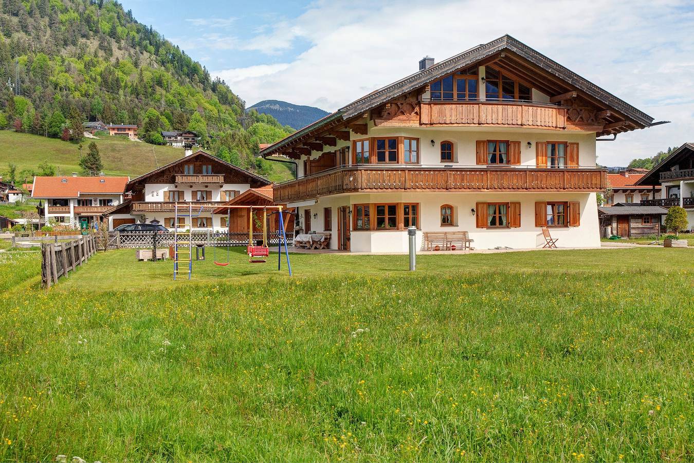 Ganze Wohnung, Ferienwohnung 'Landhaus Bergkulisse' mit Bergblick, Gemeinschaftsterrasse und Wlan in Wallgau, Walchensee