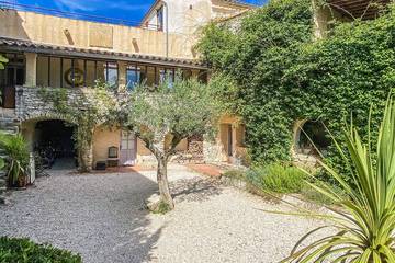 Gîte pour 10 personnes, avec terrasse et jardin à Belvézet