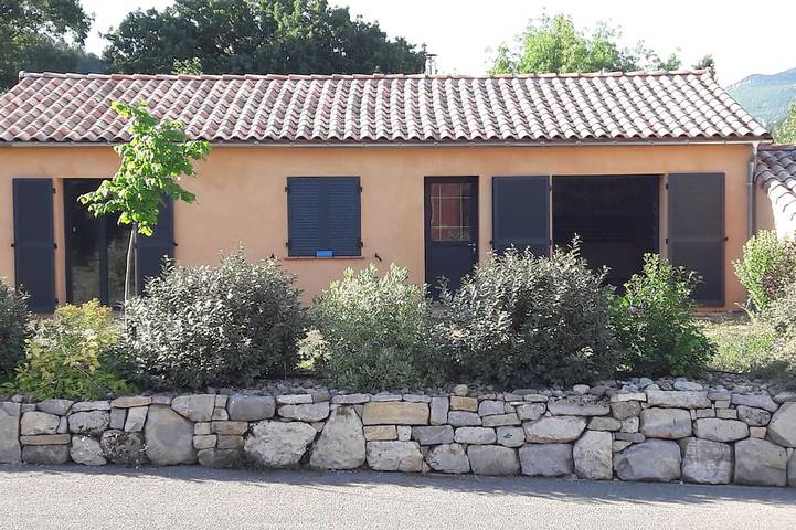 Cottage pour 7 personnes, avec jardin et terrasse à Saléon