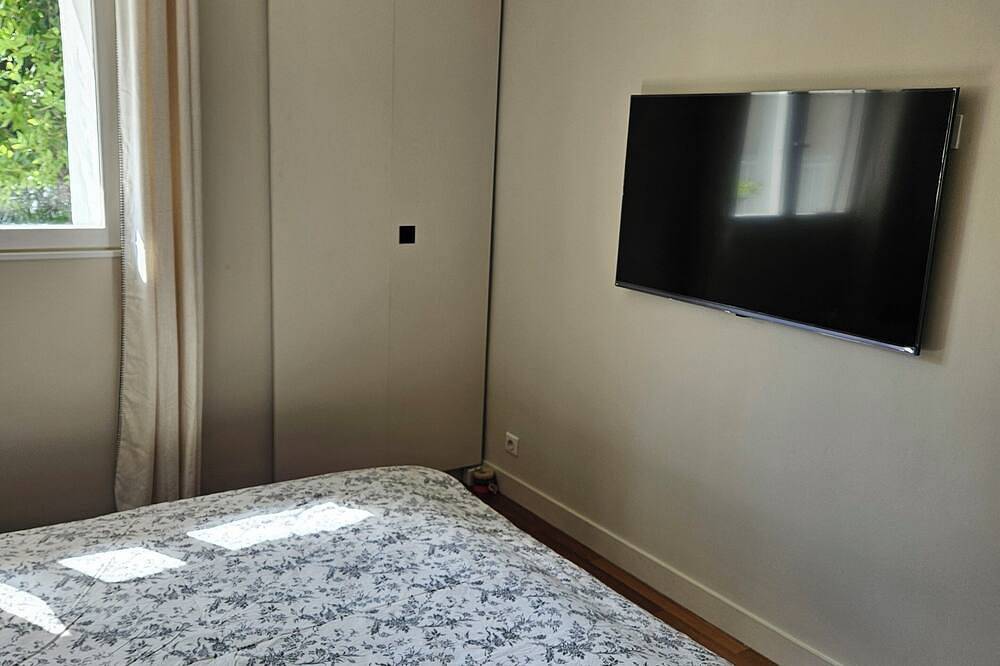 Le Jardin 28: Free closed parking lot 15 minutes' walk from Rer A/E, Paris/Disney in Champigny-sur-Marne, Val-de-Marne