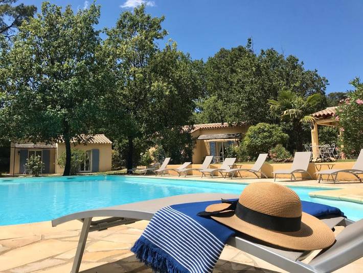 Chambre d’hôte pour 2 personnes, avec Terrasse et Jardin ainsi que Piscine et Vue à Roussillon