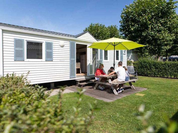 Ferienpark für 4 Personen, mit Terrasse und Kinderpool sowie Pool und Seeblick