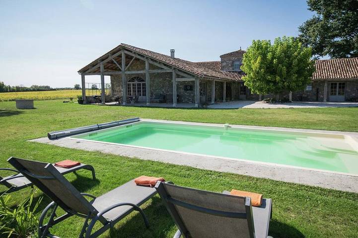 Villa pour 12 personnes, avec piscine ainsi que terrasse et jardin, animaux acceptés