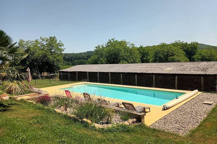 Gîte pour 4 personnes, avec terrasse ainsi que jardin et piscine à Saint-Léon-sur-Vézère
