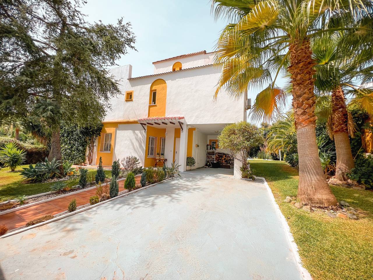 Nice Villa in Nueva Andalucia with Mountain View, Pool, Wi-Fi, A/C, Terraces & Garden in Nueva Andalucia Golf Valley, Marbella