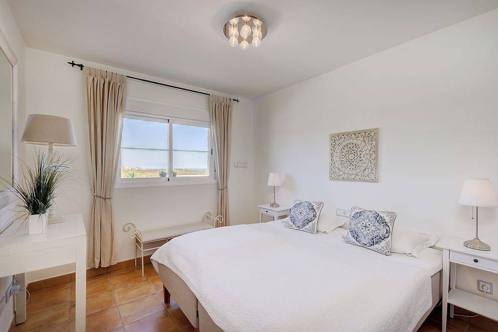 Apartamento entero, Un ático moderno (110 m2) con vistas al mar y a la piscina, 3 dormitorios y 2 baños. in La Alcaidesa, San Roque