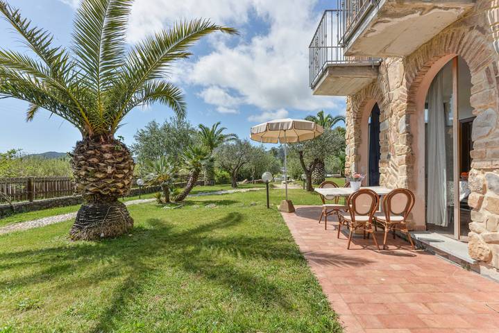 Entire studio, Studio Apartment 'Monolocale Castle' with Shared Pool, Wi-Fi and Air Conditioning in Campo nell'Elba, Arcipelago Toscano