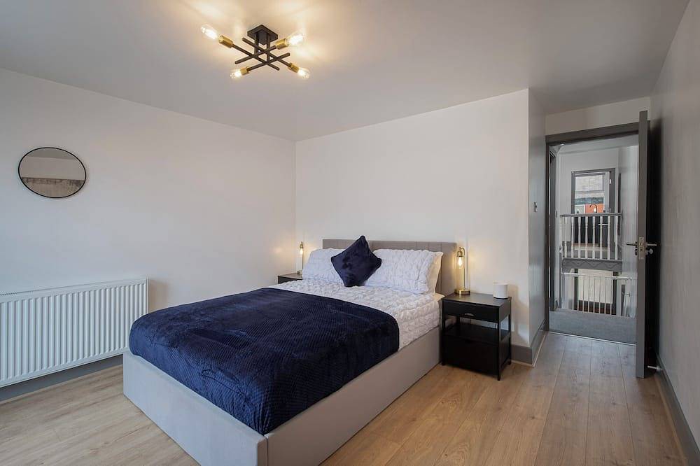 Entire apartment, Cosy and modern 2-bed first floor apartment close to Blackpool Centre in Blackpool Pleasure Beach, North West England