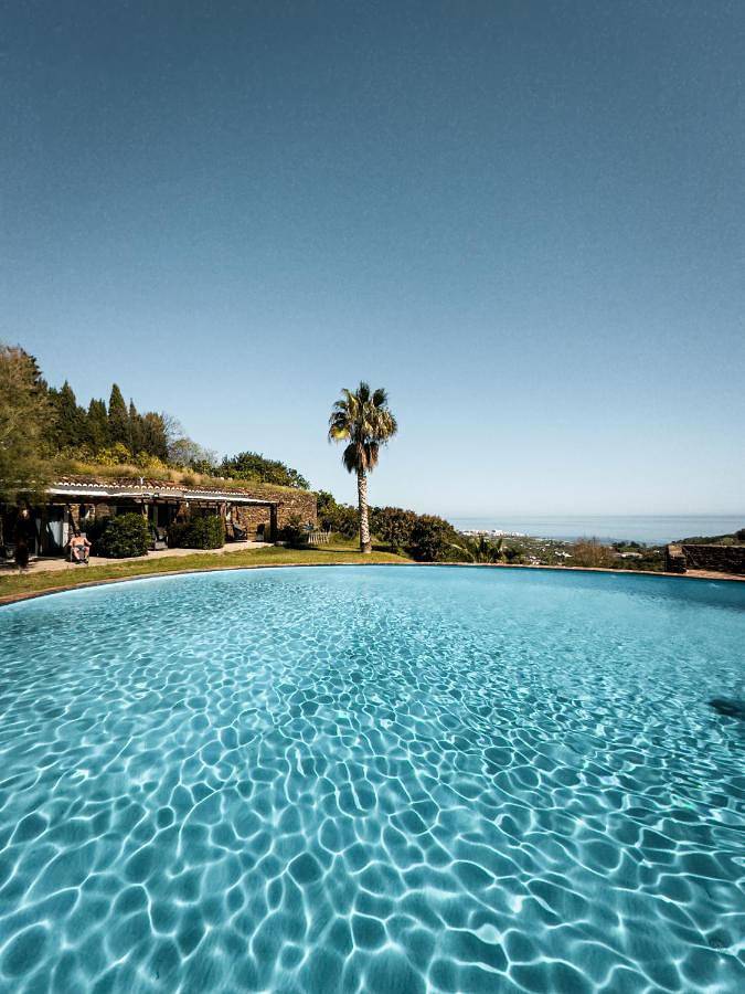 Alojamiento y desayuno para 2 personas, con piscina además de jardín y vistas en Torrox