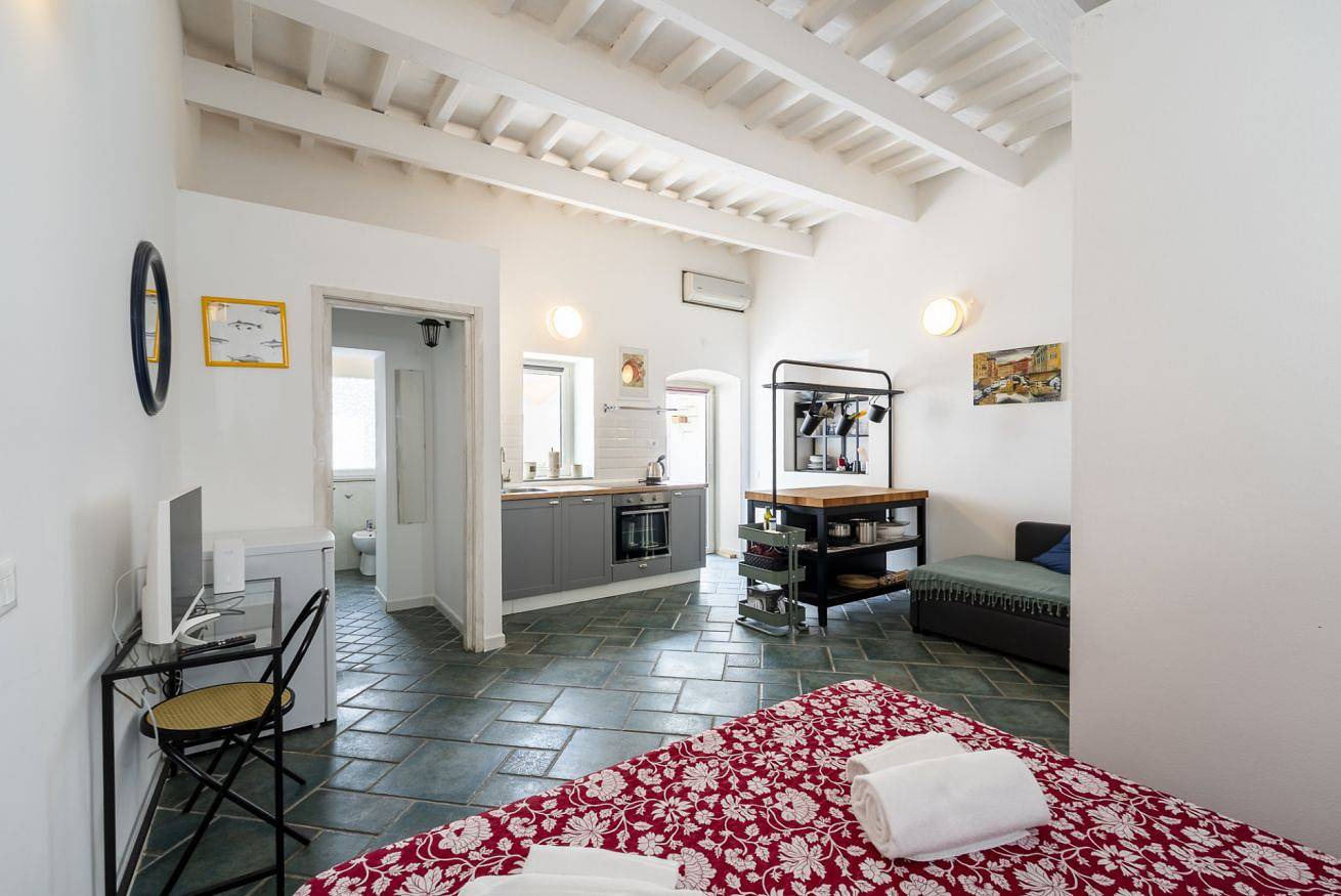 Appartement entier, Guesthost - Lovely & Central Studio with Terrace in Livourne, Côte des Étrusques