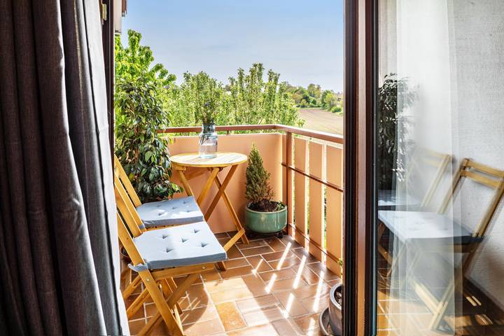 Ganze Wohnung, Blaues Apartment mit zwei Südbalkonen, Gemeinschaftsgarten und WLAN in Bad Krozingen, Südschwarzwald