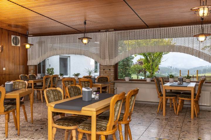 Pension Wittgensteiner Schweiz - Doppelzimmer 2 mit kleinem Kühlschrank in Bad Berleburg, Kreis Siegen-Wittgenstein