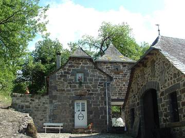 Gîte pour 4 personnes, avec terrasse et jardin, animaux acceptés dans le Cantal