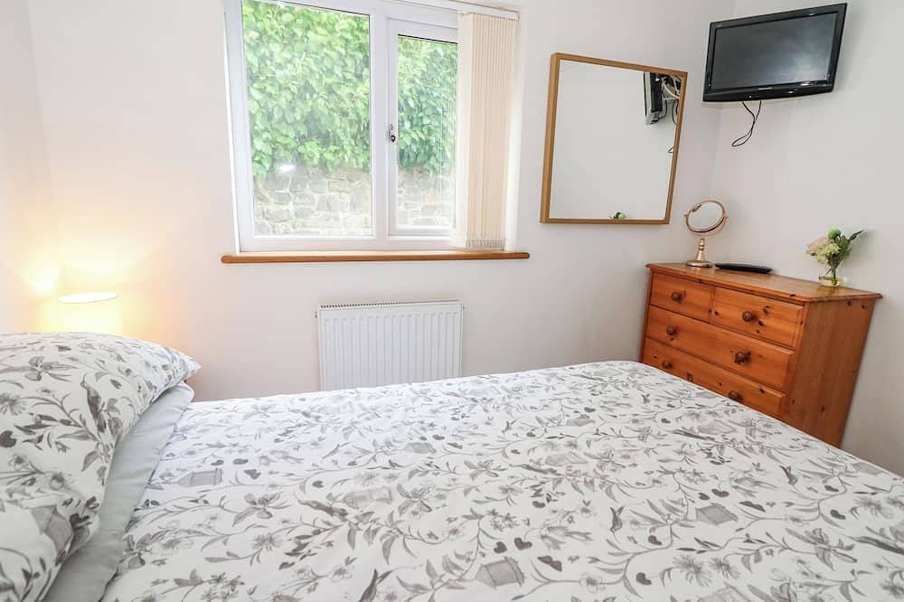 Trevone, pet friendly, country holiday cottage in Goodwick in Goodwick, Pembrokeshire