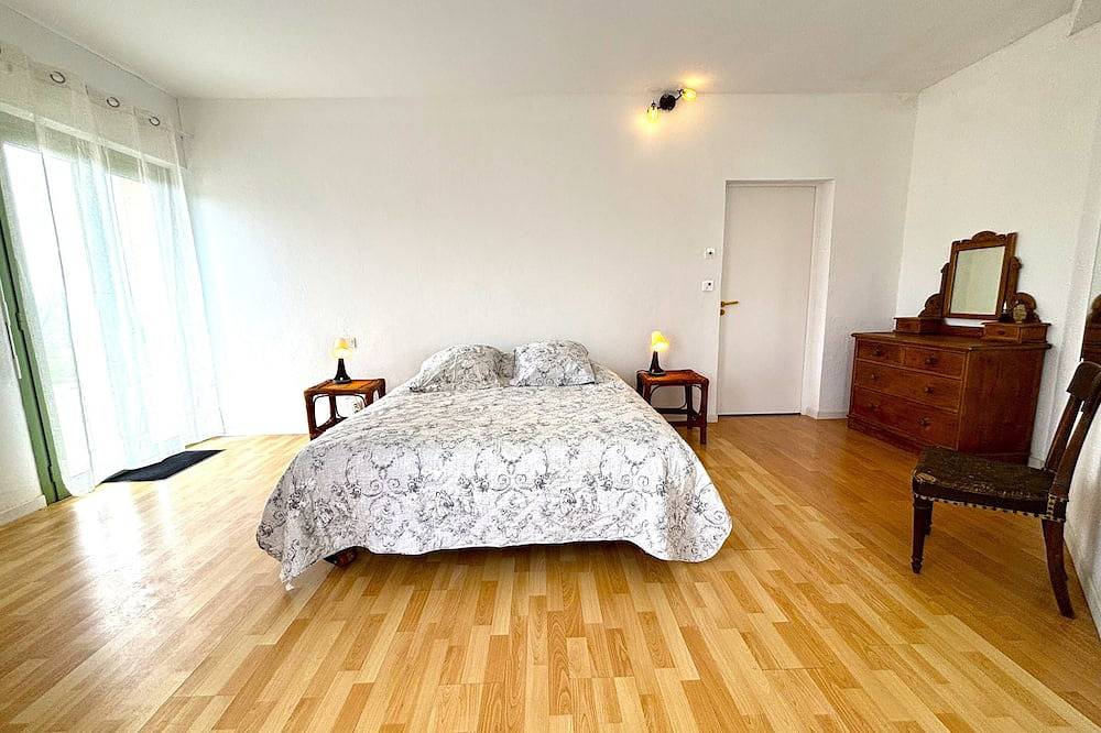 Architect-designed house with heated pool & 5**** view of village with all amenities in Saint-Cyprien (Aquitanien), Périgord Noir
